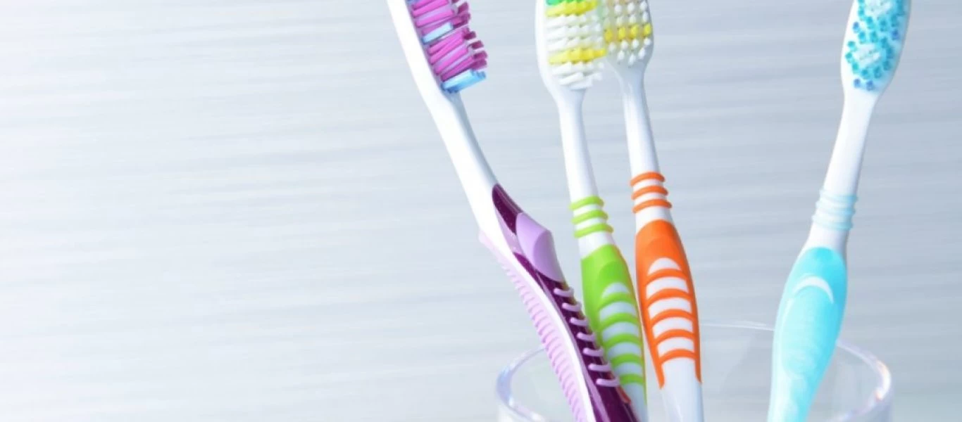 Τι θα συμβεί αν βάλεις την οδοντόβουρτσά σου σε βραστό νερό; (βίντεο)